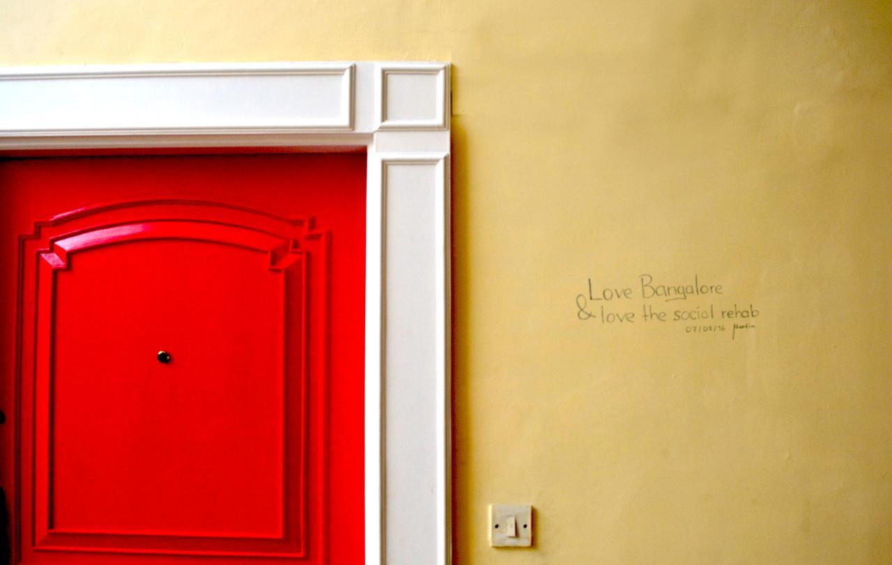 Social Rehab Downtown Hostel Бангалор Екстериор снимка